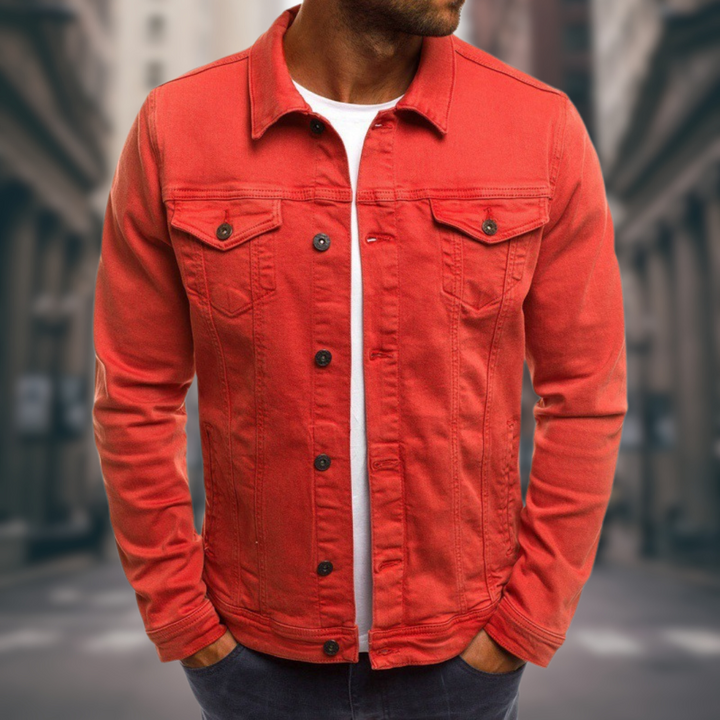 Mann trägt eine Rolando Herren Jeansjacke aus Denim, kombiniert mit lässigem Outfit, herbstlicher Stil.