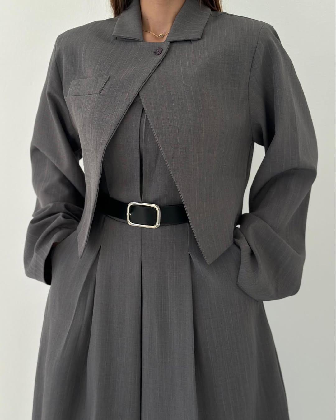 Hochwertiger Damen Zweiteiler: Trendiger 3-Teiler mit Jacke, trägerlosem Top & weiter Hose. Elegant & modern.