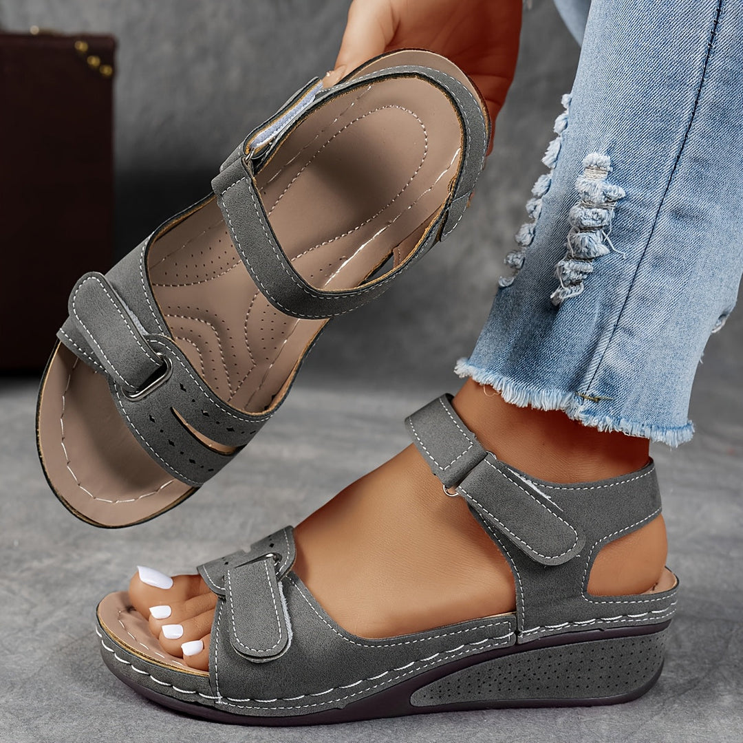 Bequeme orthopädische Damensandalen mit verstellbaren Riemen, ideal für Komfort und Fußgesundheit.