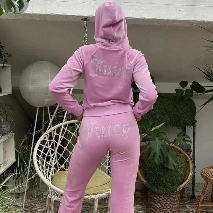 Detailansicht des Damen Y2K Trainingsanzugs, auffälliger Retro-Stil für Modefrauen und Streetwear.