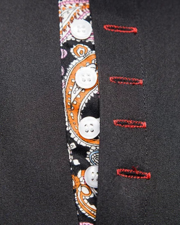 Ganzkörperbild: Stylisches Herren Feinschnitt Hemd in Slim Fit. Modernes Design für Business & Freizeit.