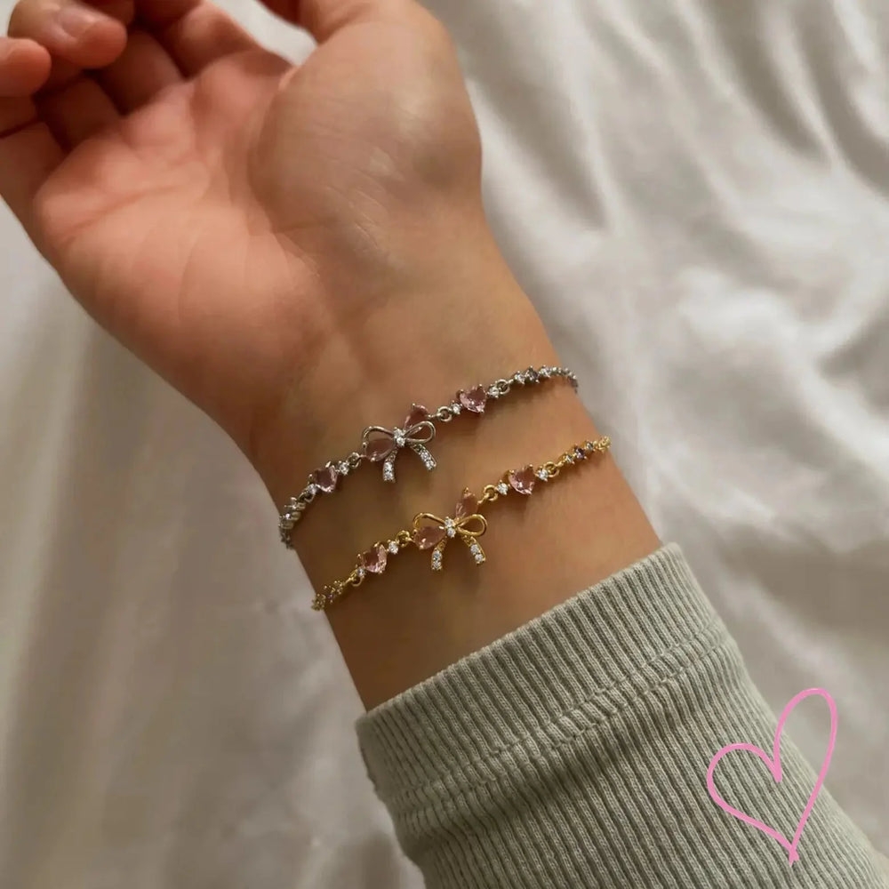 Goldenes Damenarmband mit zarter Schleife aus wasserfestem Edelstahl. Verstellbarer, femininer Schmuck.