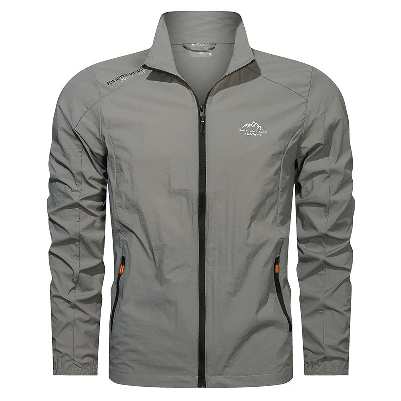 Moderner Herren Windbreaker mit Stehkragen. Leicht, schnelltrocknend, UV-Schutz – vielseitige Outdoor-Sportjacke.