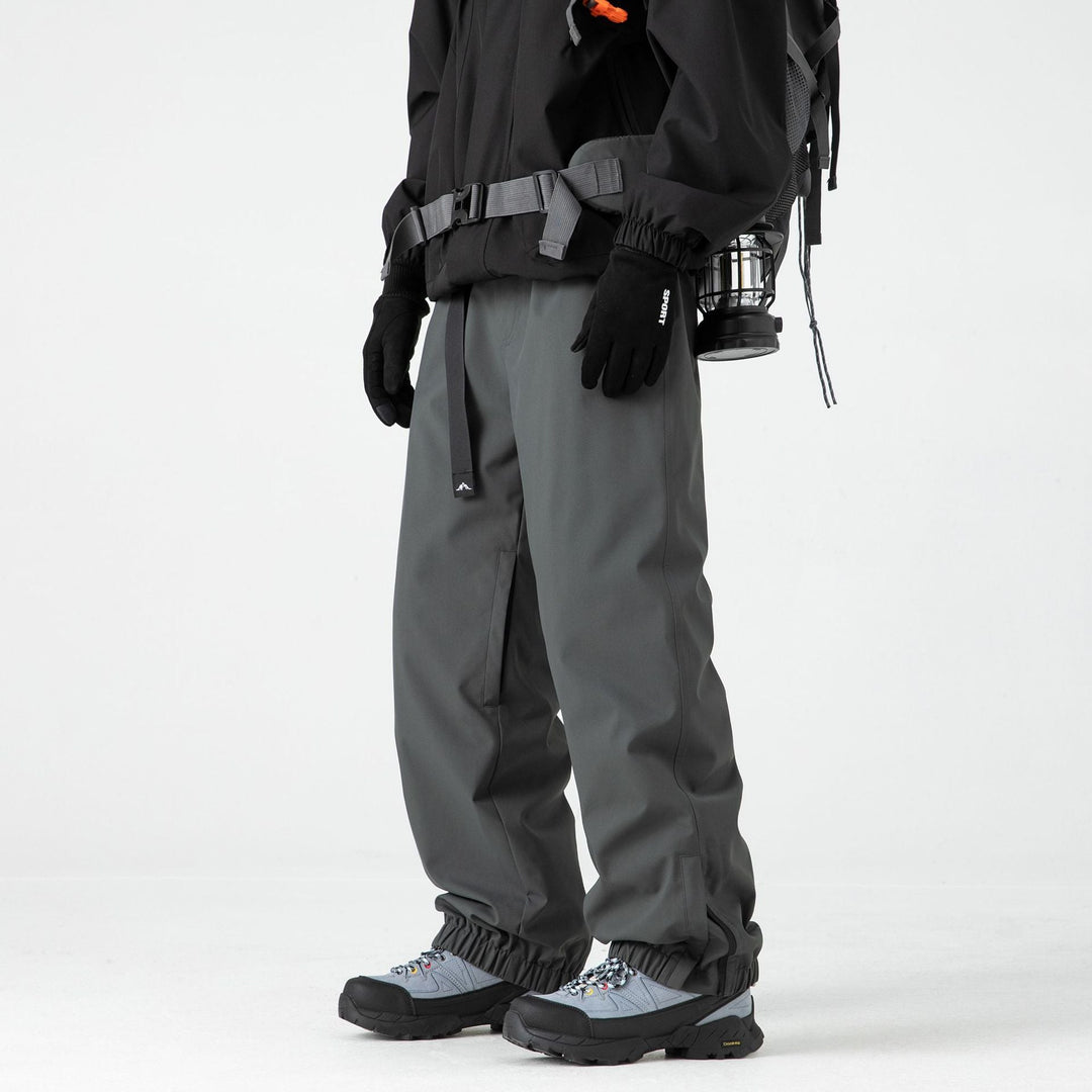 Moderne Herren Skihose mit verstellbarem Bund. Wetterfeste, warme Schneehose für Skifahrer und Wintersportler.