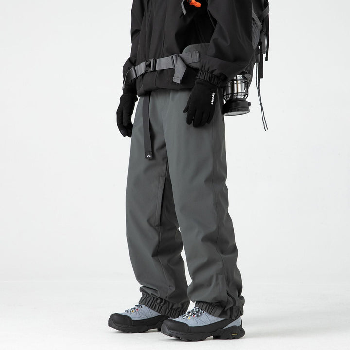 Moderne Herren Skihose mit verstellbarem Bund. Wetterfeste, warme Schneehose für Skifahrer und Wintersportler.