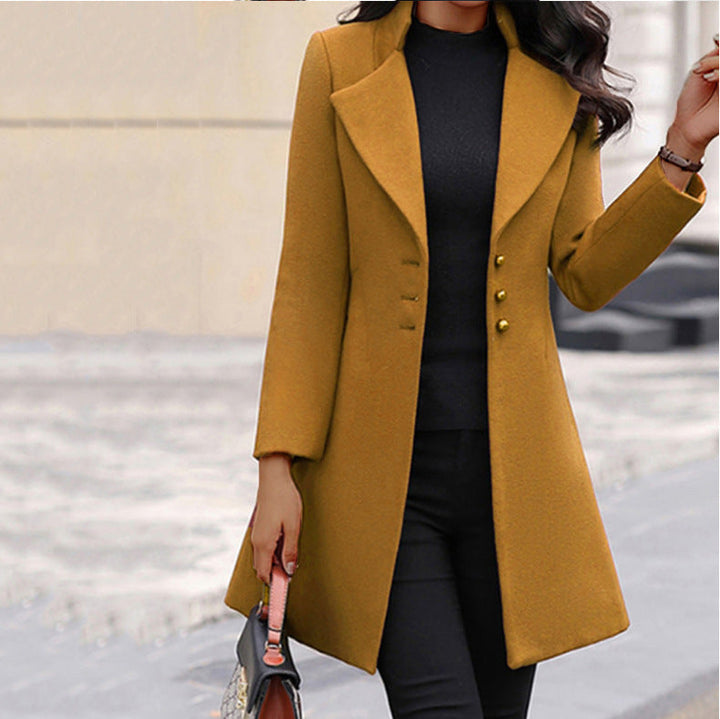Modischer Damen-Mantel, tailliert geschnitten, mit praktischen Taschen. Warme Winterjacke für Business.