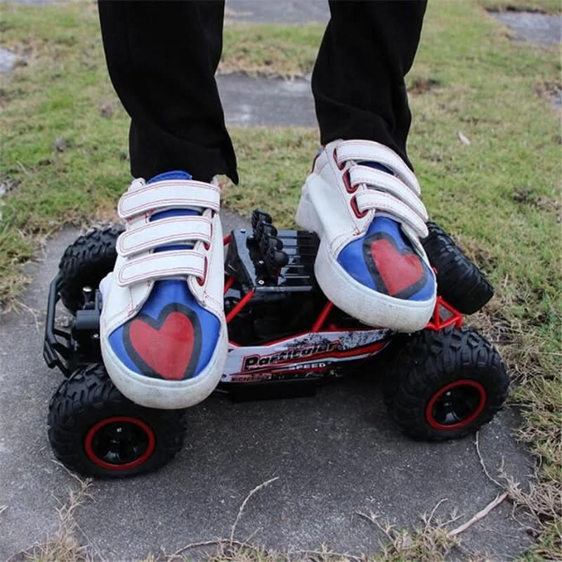 Großer RC Monster Truck, robustes Modellfahrzeug mit Allradantrieb. Perfektes Outdoor Spielzeug für Offroad-Fans.
