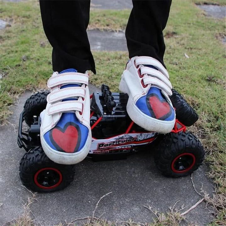 Großer RC Monster Truck, robustes Modellfahrzeug mit Allradantrieb. Perfektes Outdoor Spielzeug für Offroad-Fans.