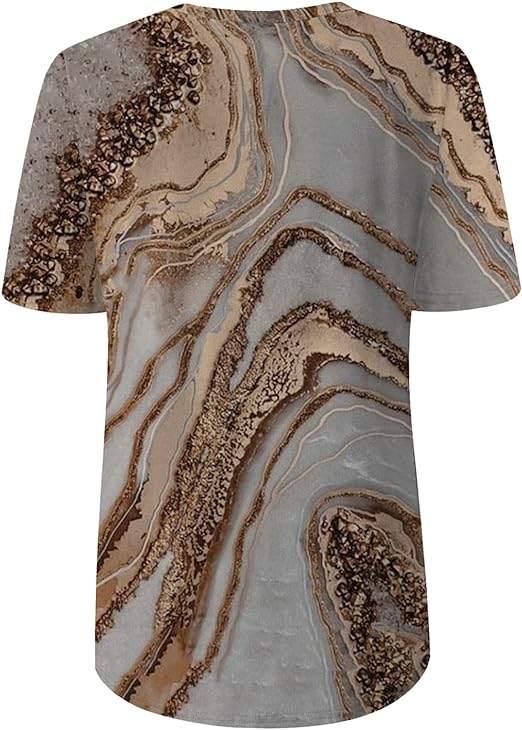 Casual & schick: Damen T-Shirt mit stilvollem Marmormuster. Relaxed Fit, V-Ausschnitt, Kurzarm – perfekt für Freizeit.