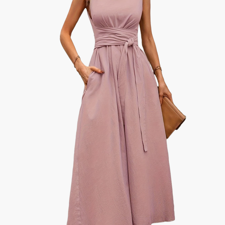 Eleganter Sommer-Overall für Damen, mit Taillengürtel und fließendem Schnitt.