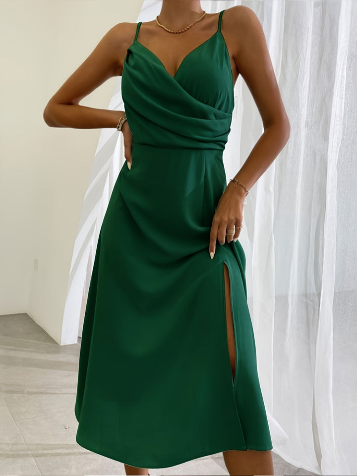 Detailreiches Damen-Abendkleid, langer fließender Stoff, eleganter Wickelausschnitt und hoher Beinschlitz.