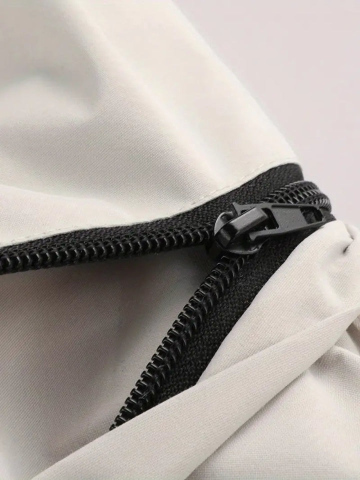 Herren Outdoorjacke Torben beim Spaziergang im Park. Wind- & wasserdicht, mit Kapuze.