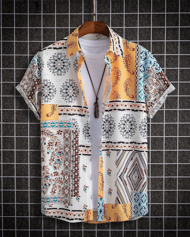 Herren Kurzarmhemd mit stilvollem Blumenmuster. Lässiges Sommerhemd für Männer.