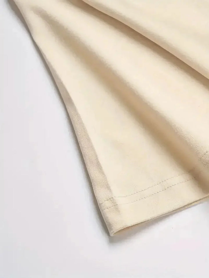 Marineblaues Alltagsshirt für Herren, Slim Fit, V-Ausschnitt, bereit für den Versand.