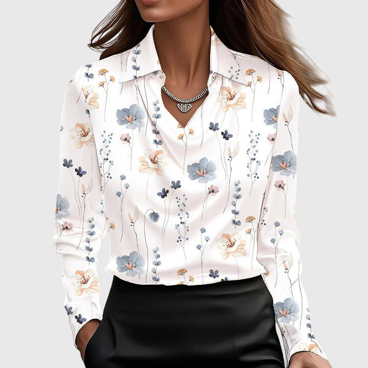 Stilvolle Damen Langarmbluse mit markantem Faltenausschnitt und Brusttasche, ideal für ein Business-Outfit.