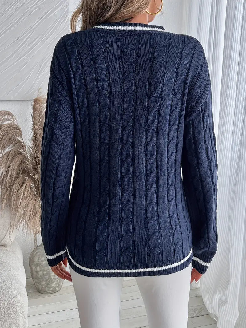 Stilvoller marineblauer V-Ausschnitt Pullover für Damen. Locker & bequem, ideal für elegante Herbstmode.