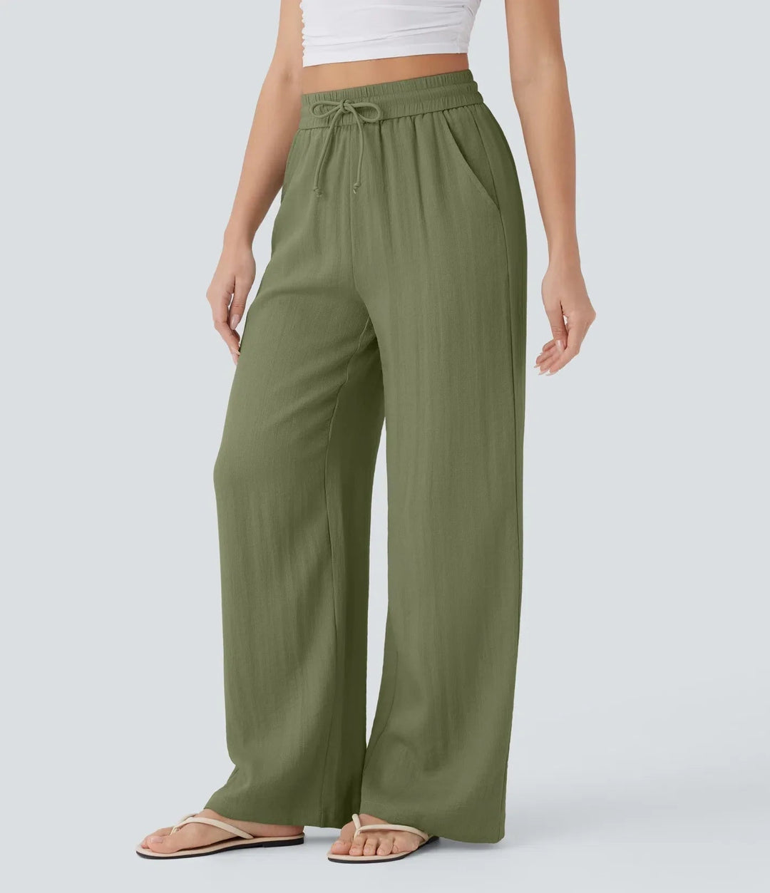 Schwarze Damen Sommerhose, weites Bein. Minimalistisches Design, maximaler Komfort.