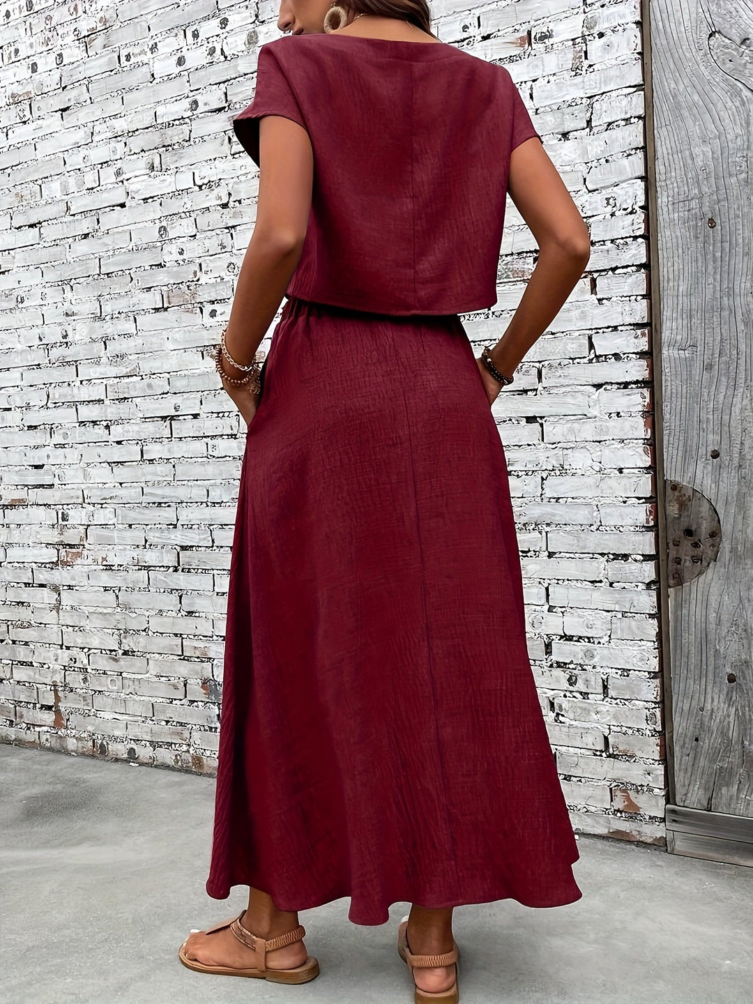 Modisches Burgunderrotes Set: Kurzes Oberteil & langer Rock, perfektes Sommer-Outfit für Frauen.