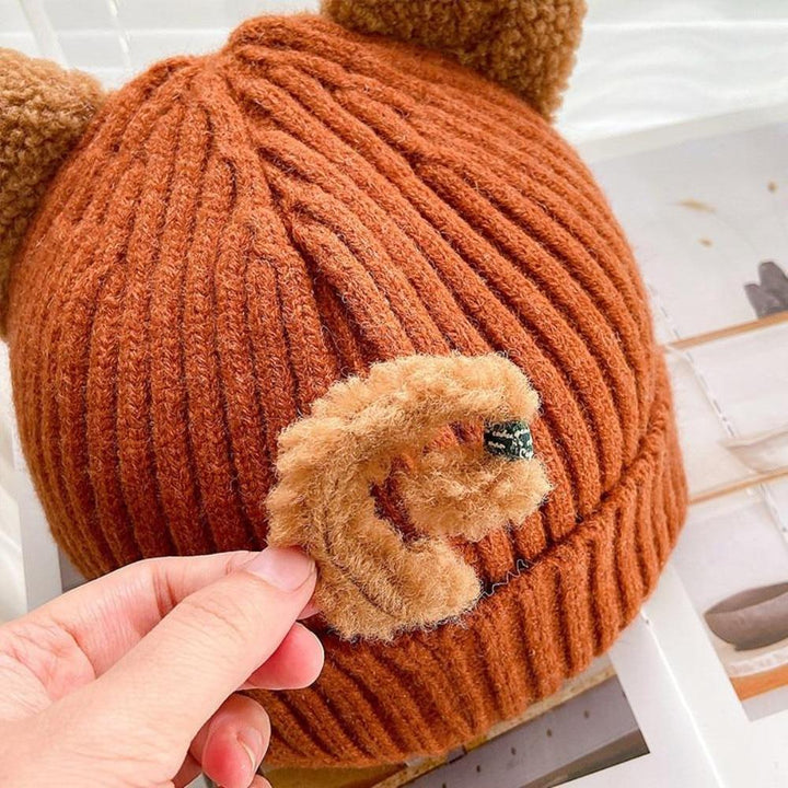 Elegante Damen Wintermütze mit Katzenohren aus Strick, modische Kopfbedeckung für kalte Tage.