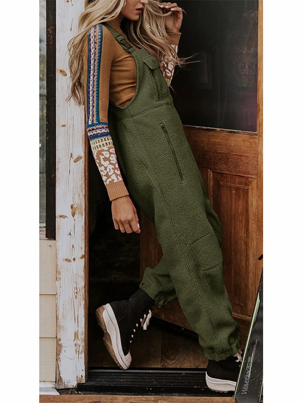 Warmer Damen Overall aus Fleece mit praktischen Reißverschlusstaschen.