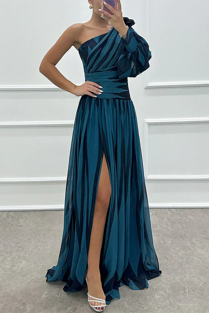 Bequemes & stilvolles One-Shoulder Damenkleid, perfekt als elegantes Cocktailkleid für Hochzeitsgäste.