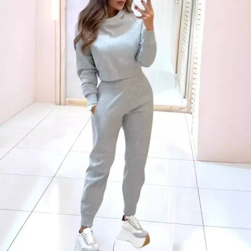 Detailansicht des Cropped Pullovers aus dem Damen Loungewear Set, ideal für sportliche Freizeitoutfits.