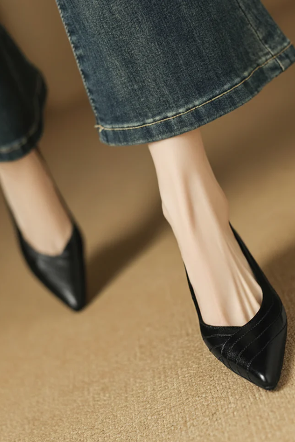Schwarze spitze Pumps: Die eleganten Damenschuhe mit bequemem Absatz für Business & Feiern.