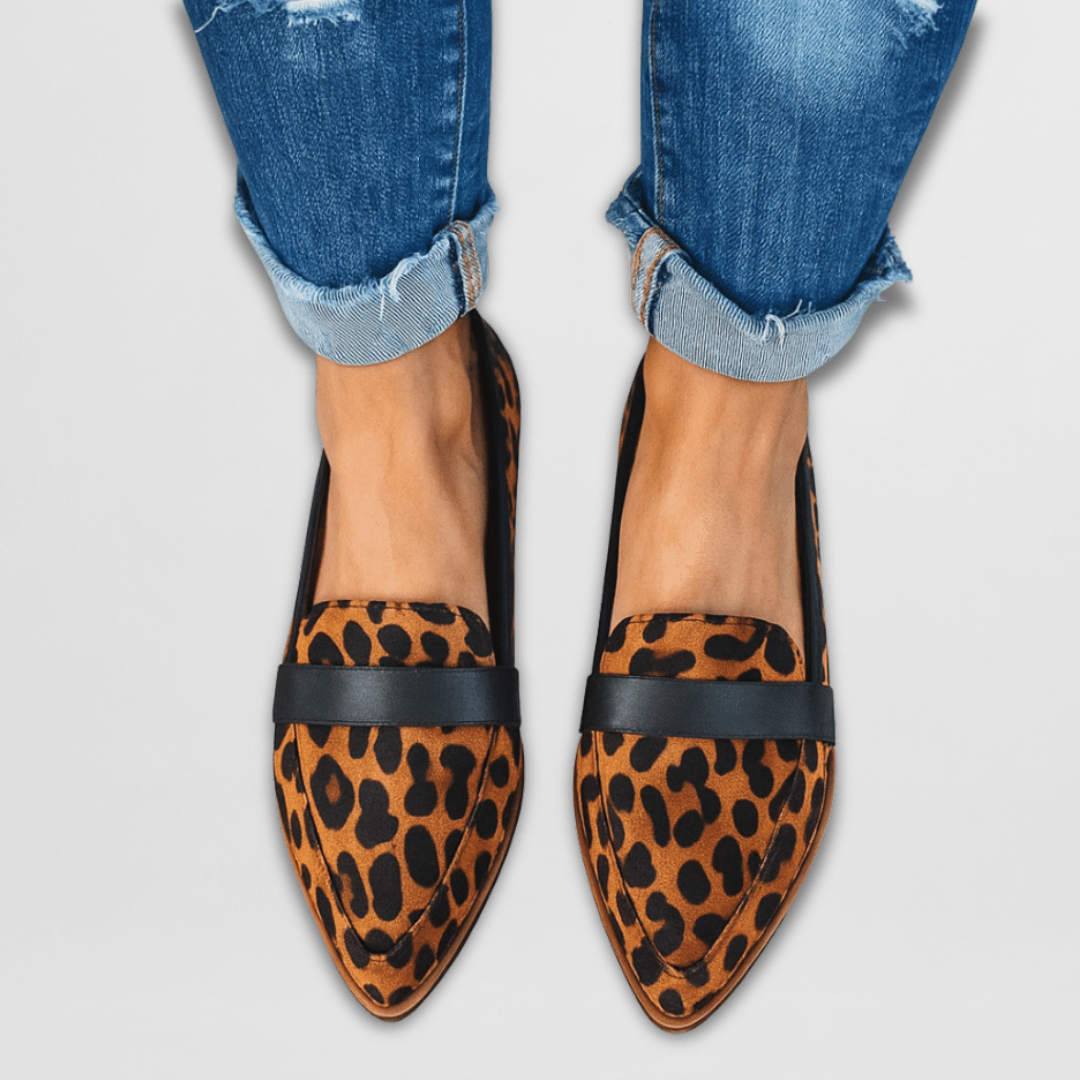 Moderne spitz zulaufende Damen Loafers in Schwarz, bequeme Alltagsschuhe für vielseitige Looks.