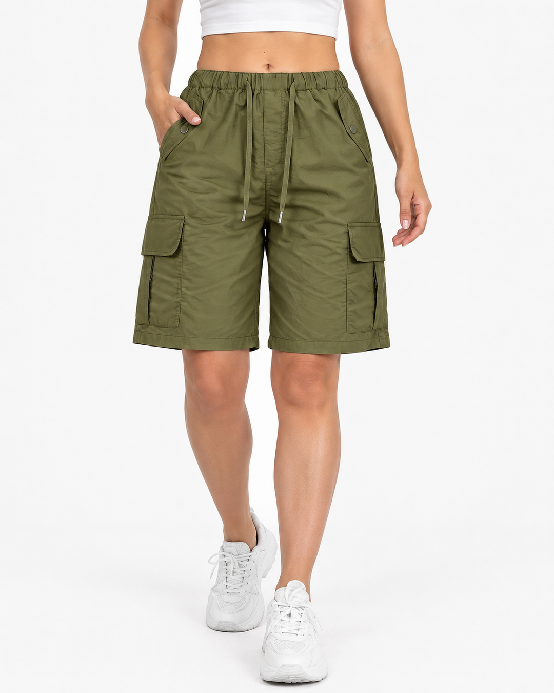 Nahaufnahme des strapazierfähigen Stoffes der bequemen Damen Cargo Shorts für Sommer und Freizeit.