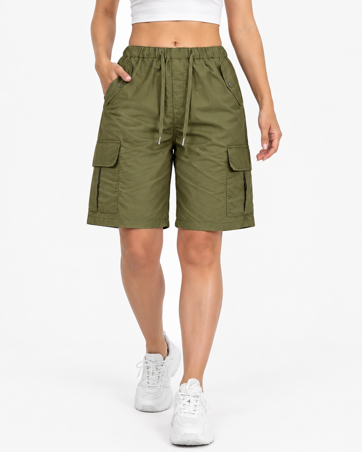 Nahaufnahme des strapazierfähigen Stoffes der bequemen Damen Cargo Shorts für Sommer und Freizeit.