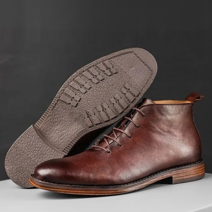Bequeme Herrenstiefel mit rutschfester Sohle, elegant und perfekt für lange Tage.