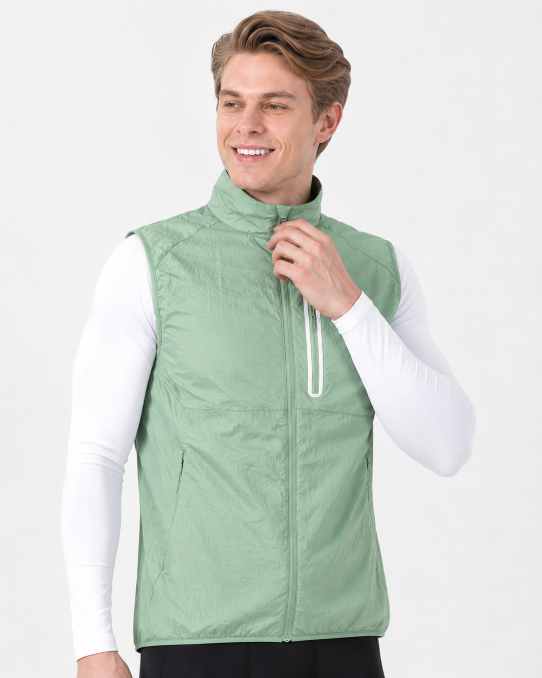 Mann trägt bequeme Unisex Arbeitsweste für Herren im Sommer, leicht und funktional.