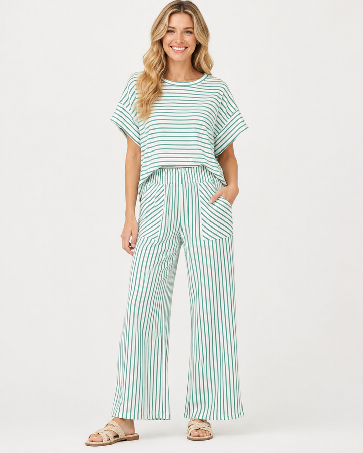 Eleganter Damen Streifenanzug für entspannte Tage. Bequemes Sommer Outfit, modischer Zweiteiler.