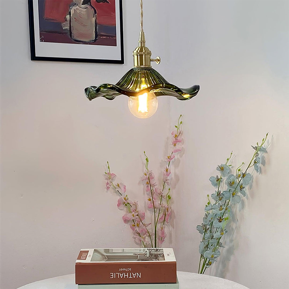 Schlafzimmerlampe: Elegante Hibiskusblüten Pendelleuchte, erzeugt warmes Stimmungslicht.