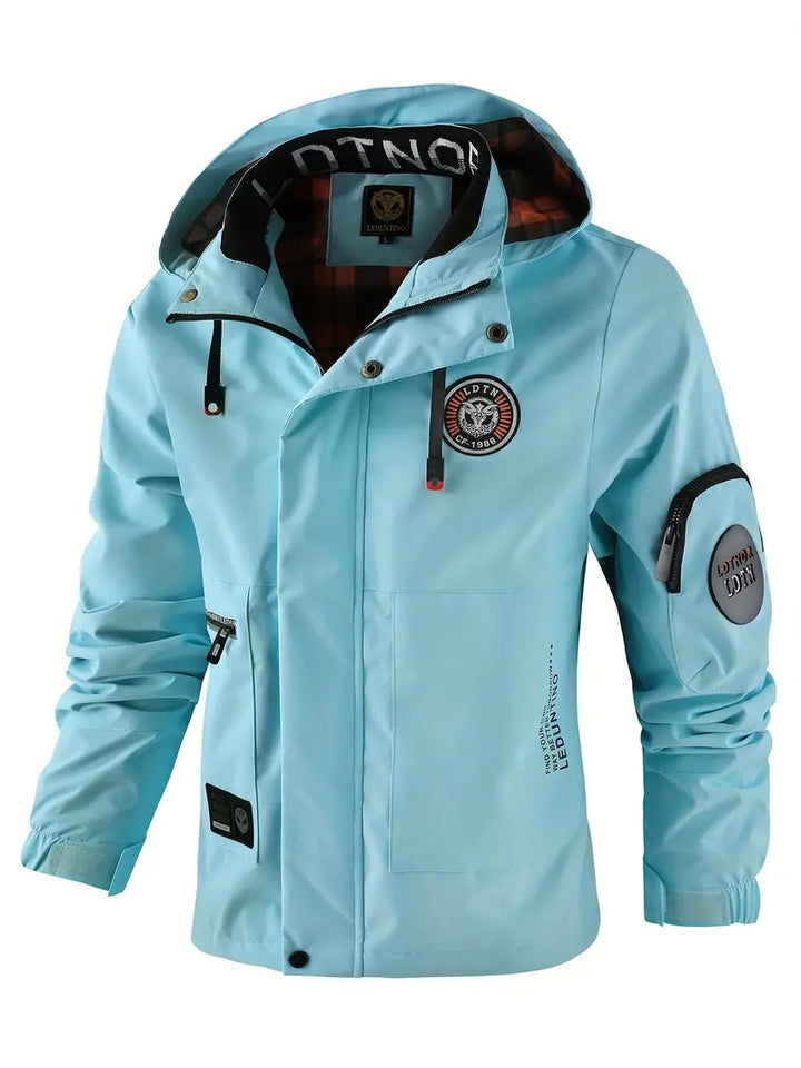 Detailaufnahme der Kapuze einer winddichten & wasserdichten Herren Outdoorjacke Torben.