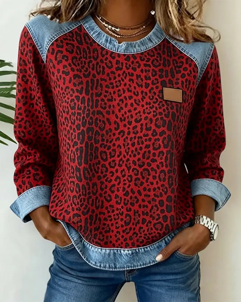 Stylischer Damen Pullover mit Leopardenmuster Patchwork und Reißverschluss Stehkragen. Perfekt für Damenmode.