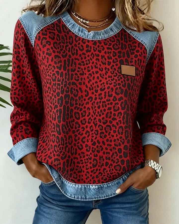 Stylischer Damen Pullover mit Leopardenmuster Patchwork und Reißverschluss Stehkragen. Perfekt für Damenmode.