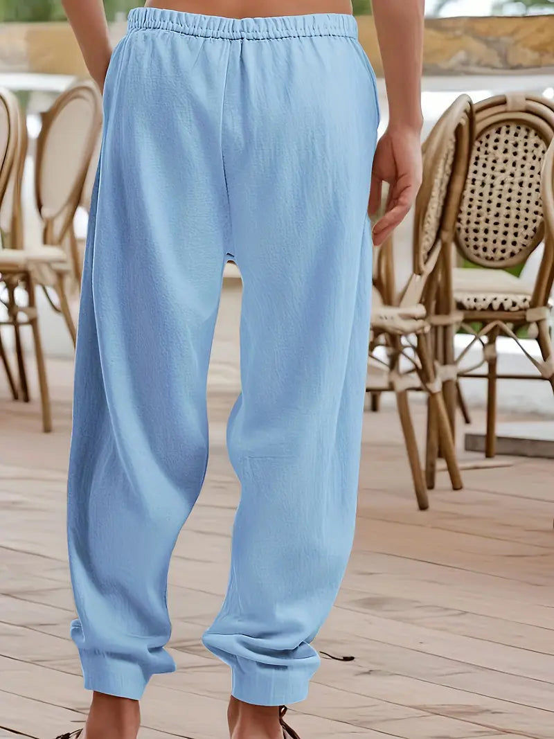 Moderne Herren Freizeithose, weiß, locker geschnitten. Stilvoll für Sommer & Urlaub.
