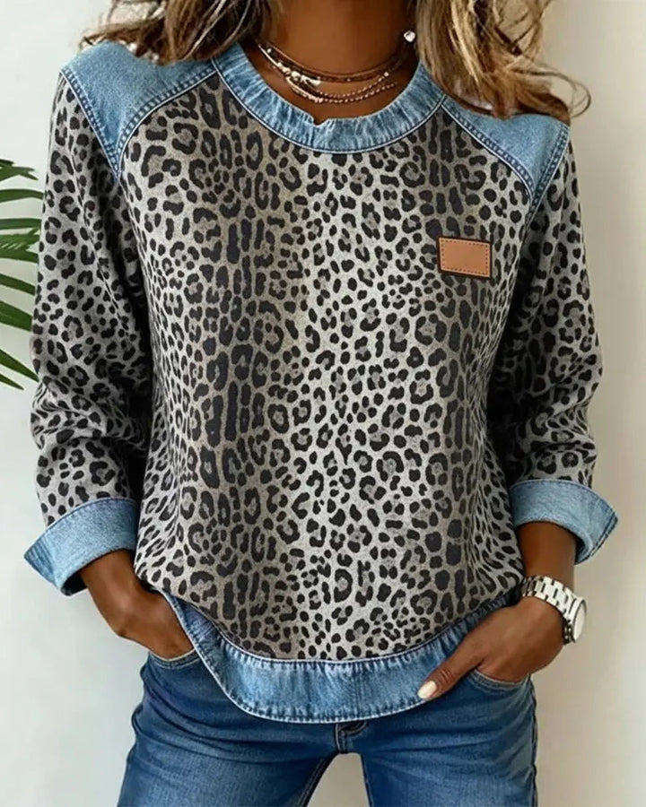 Bequemer Damenpullover mit modernem Leoparden Patchwork Design und schickem Reißverschluss Stehkragen.