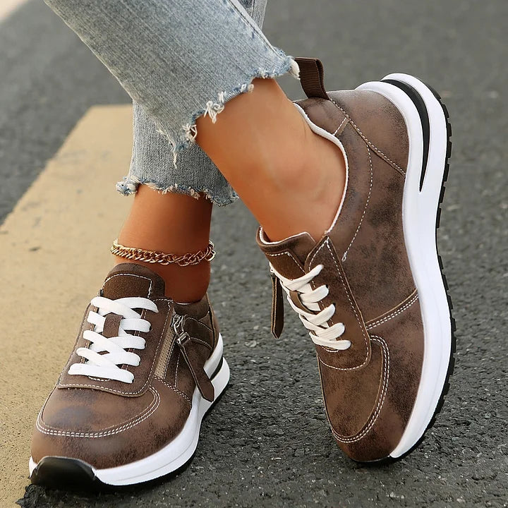 Zwei bequeme Damen Schnür-Sneaker: Grau & Braun. Mit Reißverschluss & rutschfester Sohle für Alltag & Freizeit.