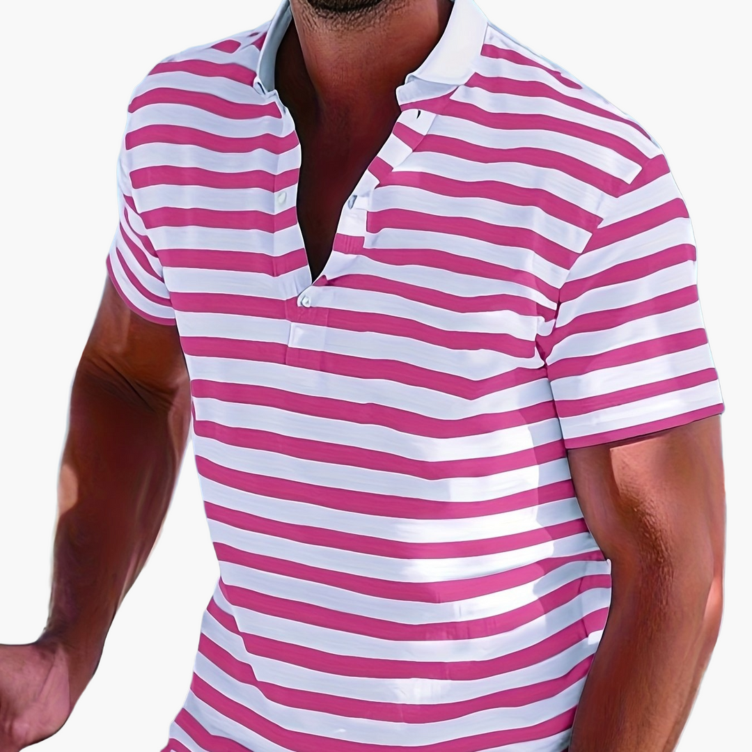 Mann kombiniert gestreiftes Herren Poloshirt mit sommerlicher Hose, stilvolles Freizeitoutfit.