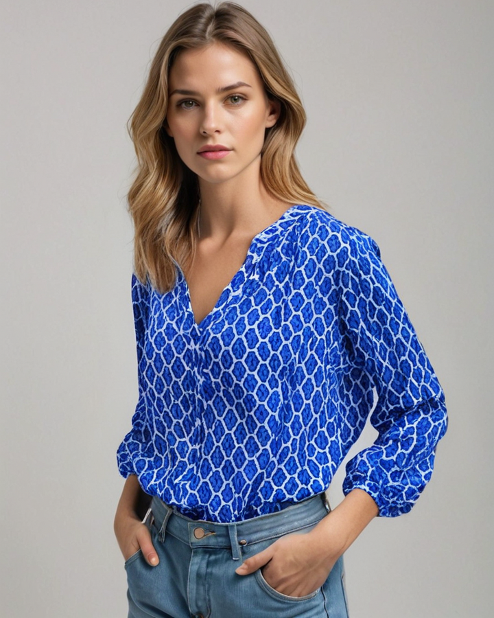 Modische Damen Bluse mit V-Ausschnitt, Knopfdetails und geometrischem Muster für Freizeit und Alltag.
