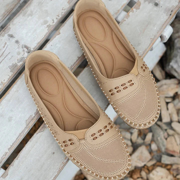 Sommerliche beige Slip-On Halbschuhe für Damen: Atmungsaktiv & leicht für höchsten Komfort.