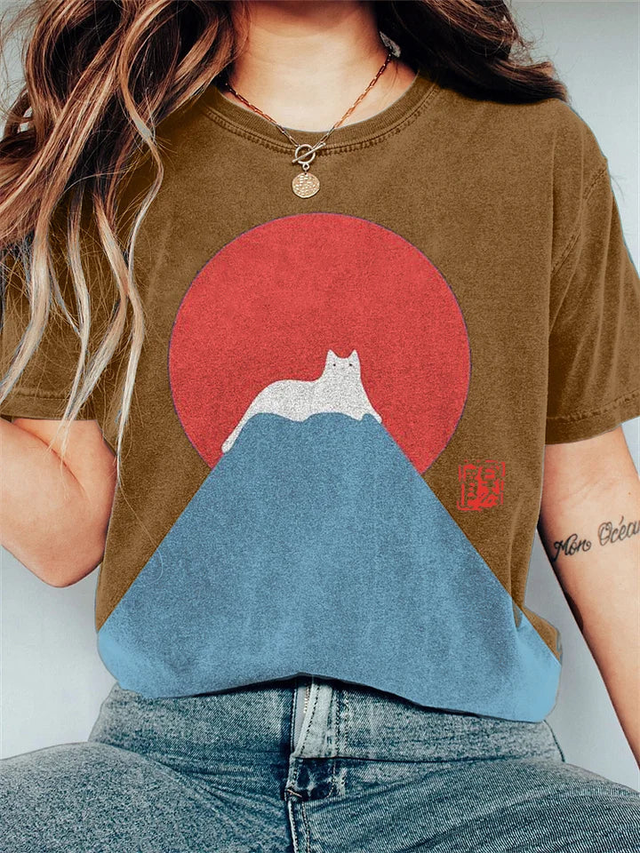 Stilvolles Damen Print Shirt mit niedlichem Katzen Motiv vor dem Fuji Berg, perfekt für sommerliche Casual Wear.