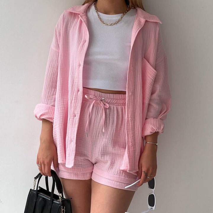 Lamias Damen Sommertrend: Lässiges Hemd, Crop-Top & Shorts Set, bequem und modisch.