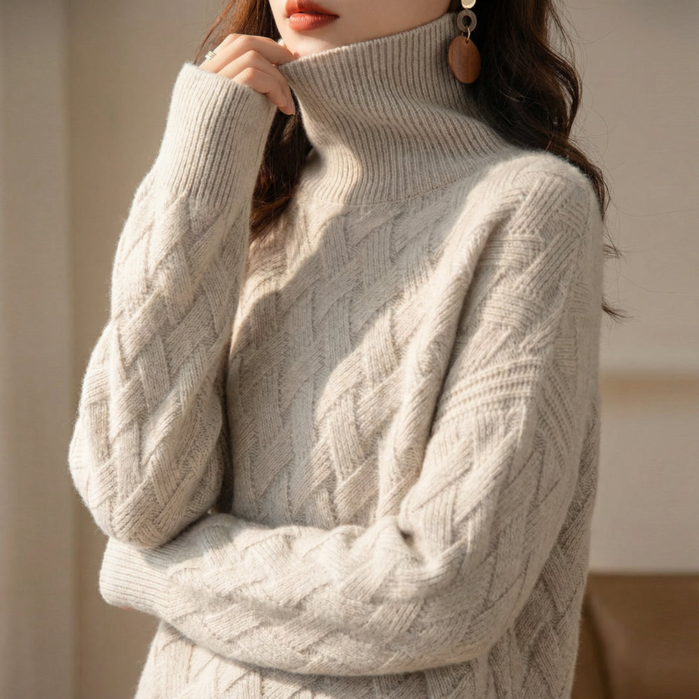 Zeitloser Damen Zopfmuster-Strickpullover in Beige. Langarm und warm, ideal für gemütliche und elegante Winterlooks.