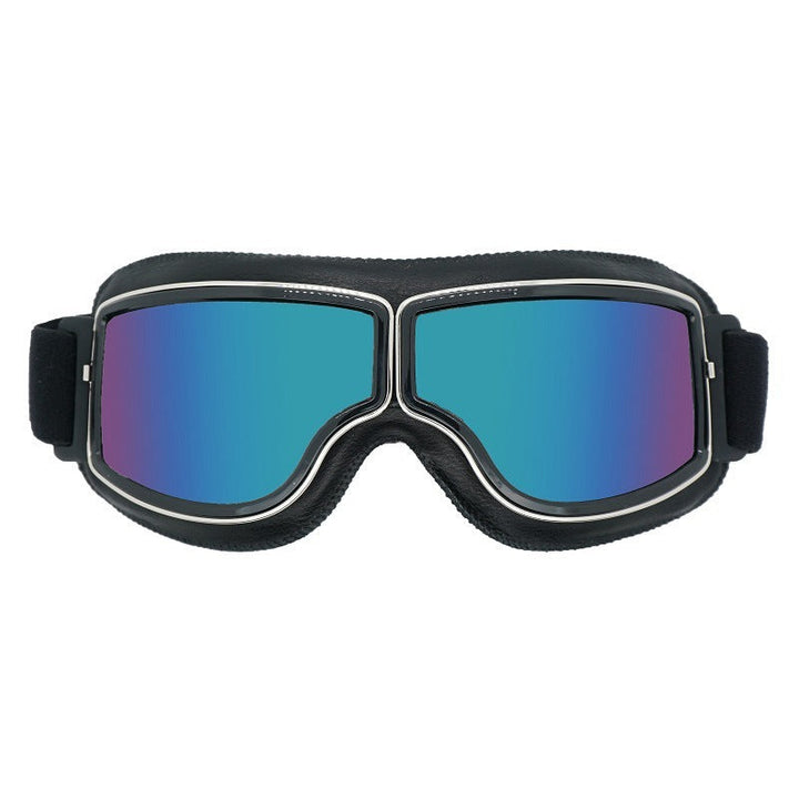 Mann trägt Retro Pilotenbrille beim Motorradfahren. Polarisierter UV-Schutz für Herren Motorradbrille.
