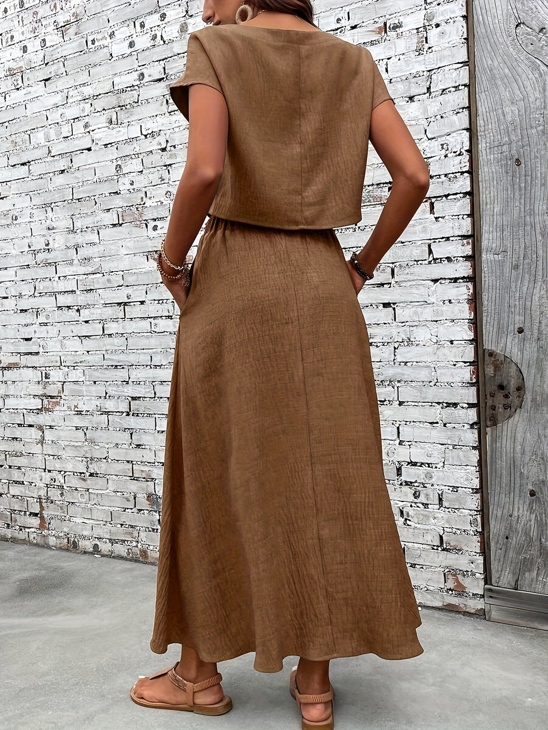 Schwarzes Sommer-Set für Damen, elegant & bequem: Crop Top & fließender Maxirock.