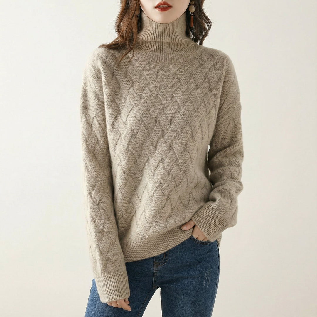 Eleganter Damen Rollkragenpullover mit klassischem Zopfmuster in Kamel. Weicher Strickpullover für Winter & Herbst.