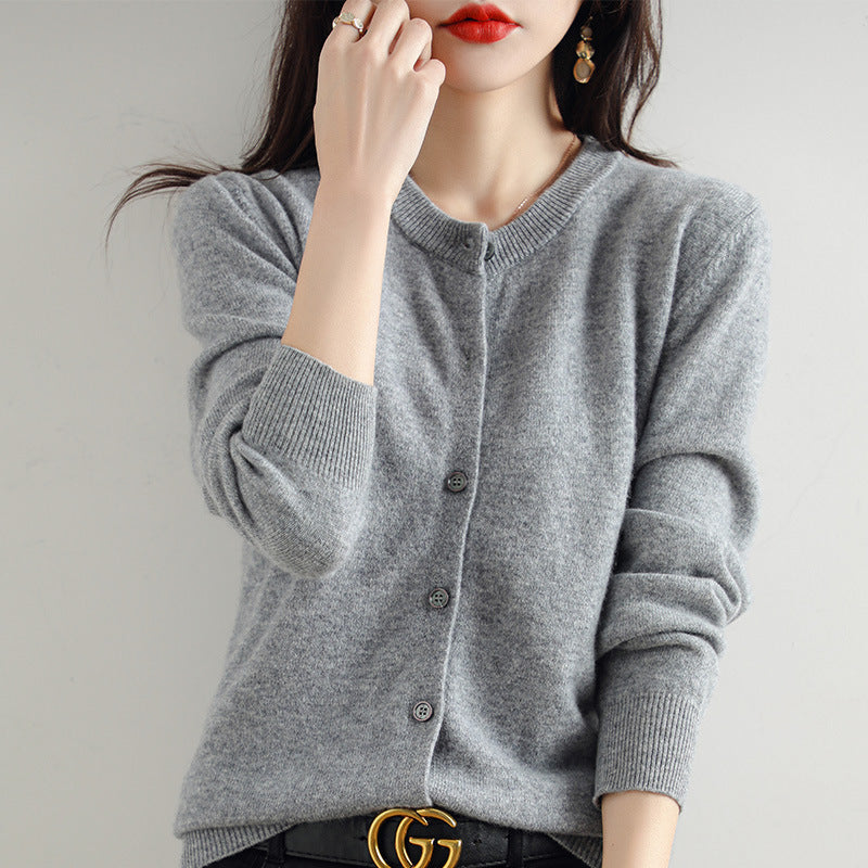 Modischer Damen Cardigan mit Knopfverschluss, kurz geschnitten, für vielseitiges Layering.